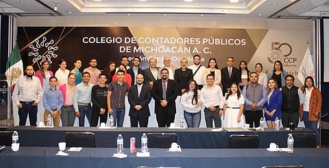 Alumnos de Contaduría participan en ponencia sobre IA; se integran a taller en Colegio de Contadores de Michoacán