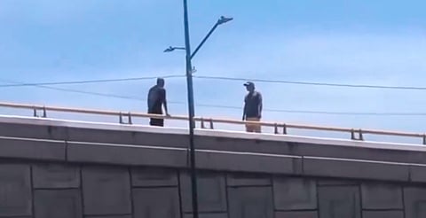 Policías de San Luis Potosí se confunden y detienen a hombre que evitaba un suicidio [Video]