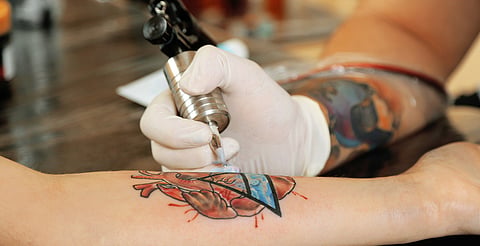 ¿Te dedicas a tatuar? Cofepris emite nuevas normas sanitarias 