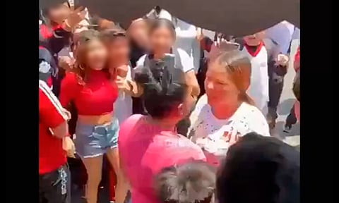 Exhiben a mamás por agarrarse a golpes afuera de secundaria [VIDEO]
