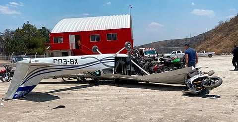 Se desploma avioneta con tres tripulantes en Atizapán, Edomex 