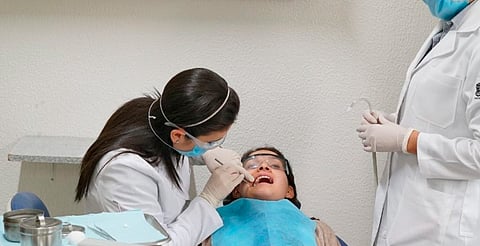 Cirujanos salvan a niña que fue al dentista y terminó con aguja en el cerebro 