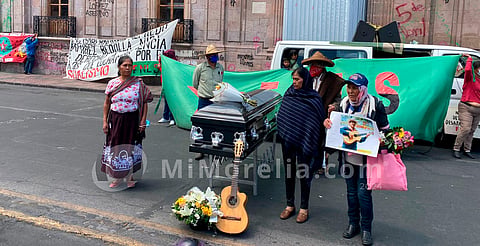 Velan cuerpo del músico Andrés Contreras frente a Palacio de Gobierno en Morelia
