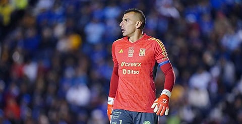 ¡Sanción histórica! Suspenden 11 partidos a Nahuel Guzmán por usar láser en clásico regio