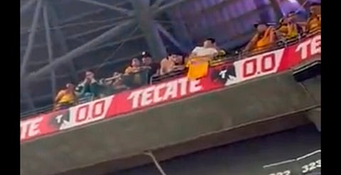 ¿Qué es eso que arroja el aficionado de los Tigres en el Clásico Regio? [VIDEO]