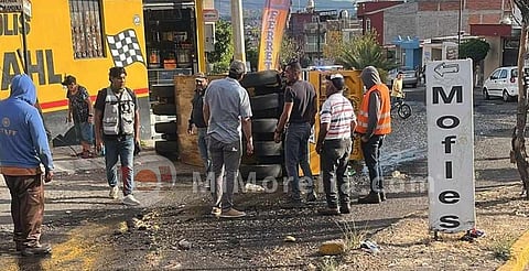 Máquina que reparaba baches cae a uno y vuelca, en Tarímbaro