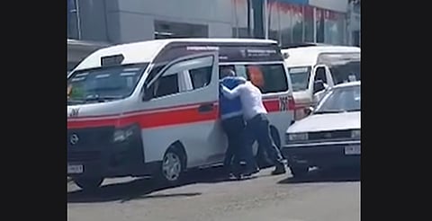 Chofer de combi y automovilista "se dan un tiro" en Morelia [Video]