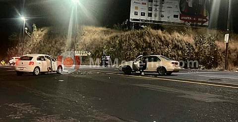 Se registra choque entre 2 autos en el camino Morelia-Recinto Ferial 