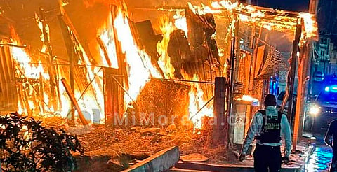 Arde negocio de pollos sobre avenida Torreón Nuevo de Morelia; se presume fue provocado
