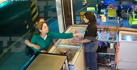 Mujer causa destrozos en una paletería por arranque de celos [VIDEO]