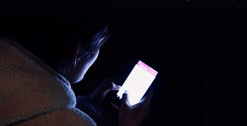 El "Vamping": un fenómeno que afecta la salud por el uso excesivo del celular antes de dormir