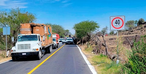 Guardia Civil libera el paso vehicular en el libramiento de Jiquilpan a Villamar