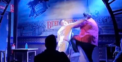Padre de familia golpea a comediante en pleno show en España