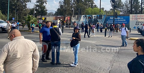 Bloquean policías libramiento de Morelia a la altura de la SSP