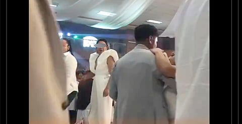 Critican a invitada que se vistió de blanco como la novia [Video]