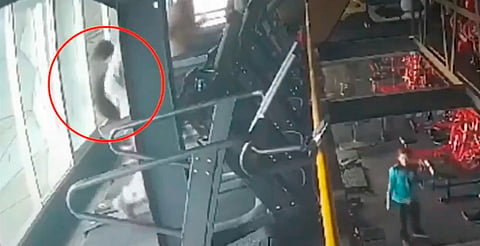 Pierde el control en caminadora y cae por la ventana del tercer piso [VIDEO]