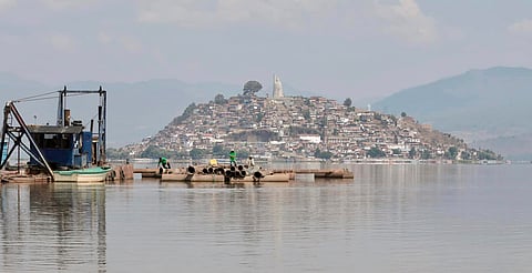 Hallan vestigios prehispánicos durante limpieza del lago de Pátzcuaro