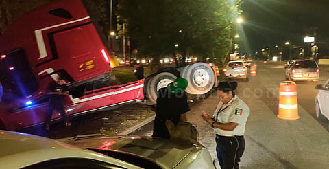 Tráiler choca contra un auto y se va una cuneta en el libramiento de Morelia