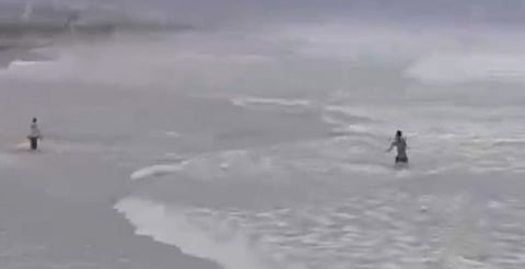 Pese a alerta por "Alberto", hombre se mete a nadar al mar en playa de Tamaulipas [VIDEO]