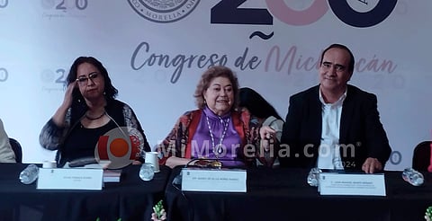 Presenta autora veracuzana Silvia Tomasa su poemario "La Tierra Oscura"