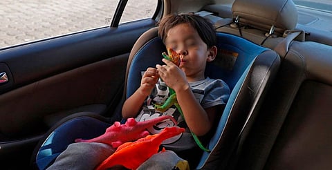 Estos son los peligros de dejar a niños dentro del auto