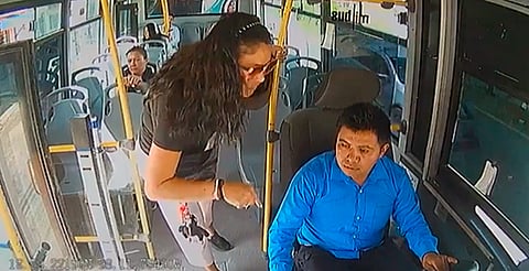 Pasajera agrede a chofer de camión en Puebla por conducir a exceso de velocidad [VIDEO]