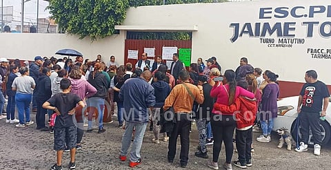 Padres de primaria en Tarímbaro se manifiestan; SEE los atiende