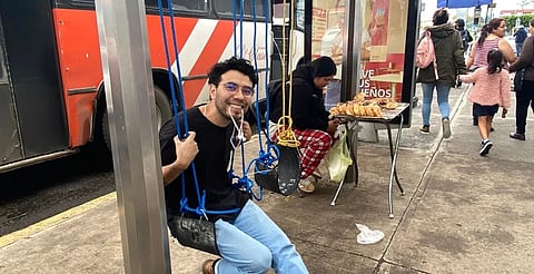 A falta de asientos, pone columpios en parada de camiones, en Morelia 