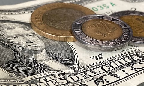 Dólar "despierta" este martes a centavos de los 18 pesos