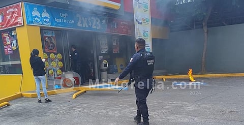Incendian 3 tiendas de conveniencia y vehículos en Uruapan, Michoacán