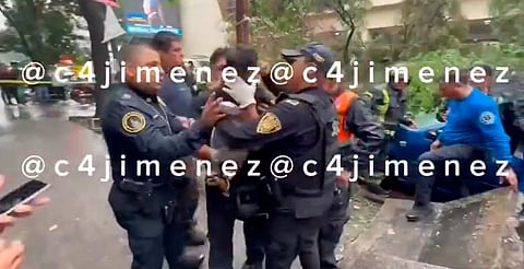 Rescatan a bebé de un auto aplastado por un árbol; su madre murió [VIDEO]