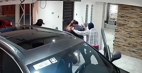 Secuestran a maestro frente a su hija pequeña [VIDEO]