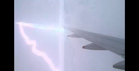 Pasajero graba rayo impactando ala de avión [VIDEO]
