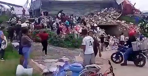 Tráiler que transportaba tazas de baño vuelca y se arma rapiña entre los pobladores [VIDEO]