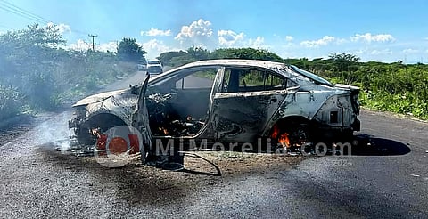 Incendian dos vehículos en Zináparo, Michoacán