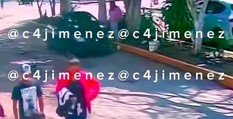 Hombre sale por la ventana de su auto y toca a mujer en plena calle [VIDEO] 
