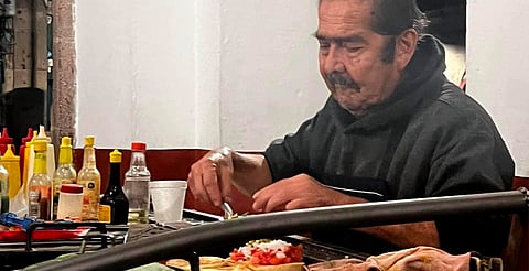 Piden "hacer barrio" a Don Manuel, viejito que vende hamburguesas en el Centro de Morelia 
