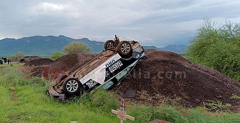 Dos tránsitos heridos al volcar patrulla de Uruapan en la Siglo XXI