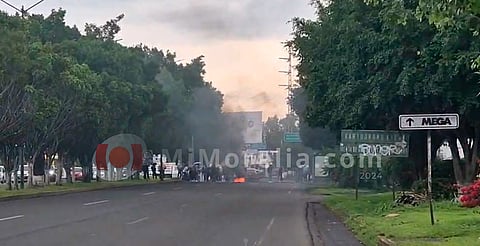 Presuntos normalistas bloquean y queman llantas en Morelia [VIDEO]