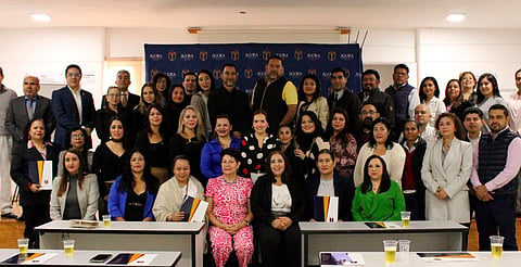 Entrega Universidad Ágora Hispanoamericana reconocimientos a egresados del diplomado en Administración Pública