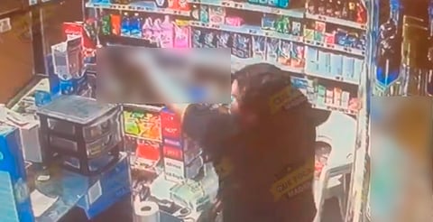 Tendero saca rifle para defenderse de asalto y ladrones huyen [Video]