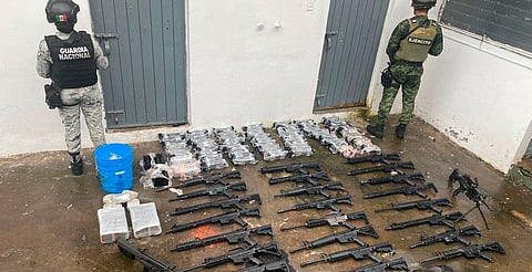 Asegura ejército ametralladora minimi, fusil, chalecos y droga en Michoacán 