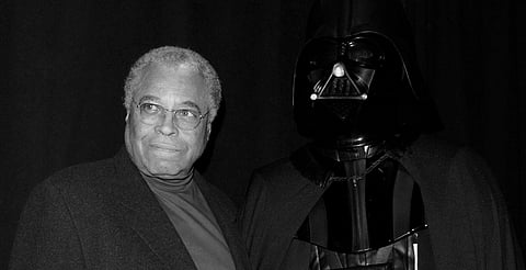 La galaxia está de luto: muere James Earl Jones, voz de Darth Vader