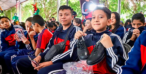 Avanza ciclo escolar con entrega de tenis para más de mil 600 escuelas