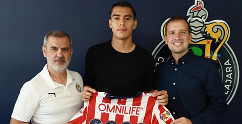 Raúl Rangel se queda como portero de Chivas
