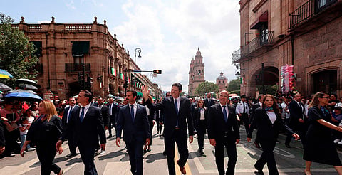 Encabeza Alfonso Martínez colorido desfile cívico militar