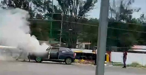 Se incendia auto a la altura de Ciudad Industrial, Morelia 