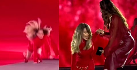 Belinda sufre fuerte caída durante desfile de moda en París [VIDEO]