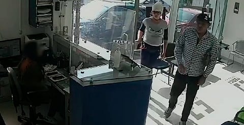 Pareja armada asalta clínica en la Chapultepec de Morelia [VIDEO]