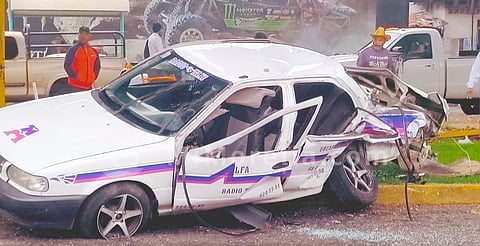 Michoacán: taxista y pasajera mueren tras brutal choque 